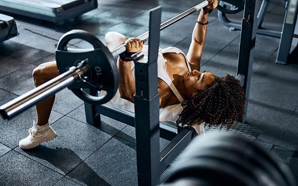 lady weight lifting in gym